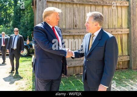 U.S presidente Donald Trump è accolto in arrivo da Filippo Emerson, Direttore Esecutivo della Fondazione James-Yorktown, a Jamestown Settlement Museum Luglio 30, 2019 a Williamsburg, Virginia. Foto Stock