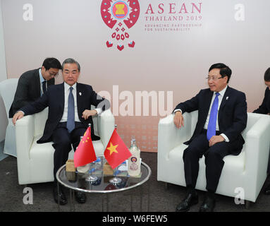 Bangkok, Tailandia. 1 agosto, 2019. Cinese il consigliere di Stato e Ministro degli Esteri Wang Yi (L, anteriore) incontra il vietnamita con il Vice Primo Ministro e Ministro per gli Affari Esteri Pham Binh Minh a Bangkok, in Thailandia, e il Agosto 1, 2019. Credito: Zhang Keren/Xinhua/Alamy Live News Foto Stock