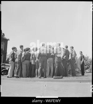 Berkeley, California. Università di California Forum di Prato. Un gruppo di discussione formato dopo la regolare forum era finita. Gli studenti che non dispongono di 1:00 classi e sono di vitale interesse rimangono a parlare Foto Stock