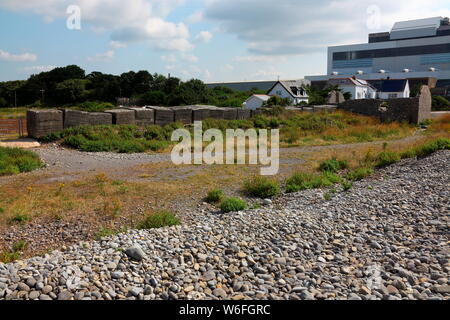 Aberthaw Coal Fired power station con Gileston beach a lato con la sua linea di guerra del serbatoio ostacoli per impedire il nemico degli sbarchi sulla spiaggia. Foto Stock