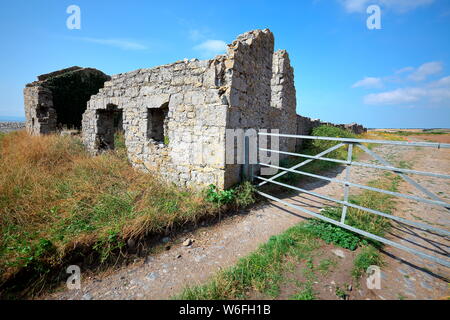 Una vecchia casa abbandonati all'ingresso Gileston spiaggia a lato del canale di Bristol adiacente alla Coal Fired power station in Aberthaw. Foto Stock