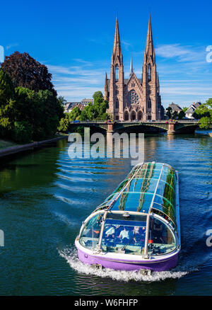 Batorama Escursione crociera in barca sul fiume Ill e San Paolo chiesa protestante, quartiere Neustadt, Strasburgo, Alsazia, Francia, Europa Foto Stock