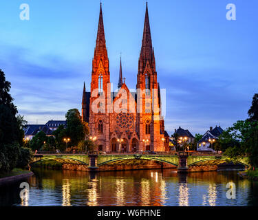 San Paolo, tempio Luterana, Chiesa protestante del XIX secolo, il fiume Ill, quartiere Neustadt, crepuscolo, Strasburgo, Alsazia, Francia, Europa Foto Stock