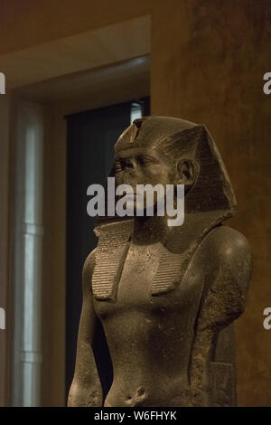 Berlino, Germania - 26 settembre 2018: Zoomed nel buio e immagine del profilo della preghiera statua del faraone re Amenemhet III, sovrano di un Egitto Foto Stock