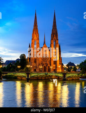 San Paolo, tempio Luterana, Chiesa protestante del XIX secolo, quartiere Neustadt, crepuscolo, Strasburgo, Alsazia, Francia, Europa Foto Stock