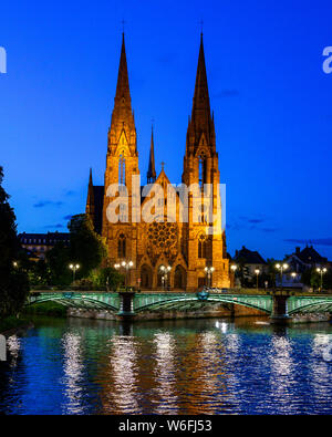 San Paolo, tempio Luterana, Chiesa protestante del XIX secolo, quartiere Neustadt, notte, Strasburgo, Alsazia, Francia, Europa Foto Stock