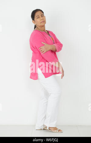 Old woman suffering from hand pain Foto Stock