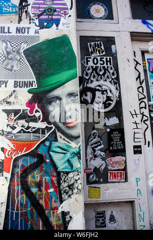 Pareti con graffiti e poster in Brick Lane, Londra Foto Stock