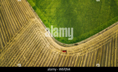 Verde e giallo campi vista da sopra con drone Foto Stock