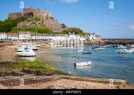 Porto Gorey e Castello di Mont Orgueil, Jersey, le Isole del Canale Foto Stock