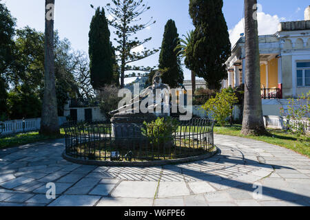 Corfù, Grecia - 4 Marzo 2017: scultura del morente Achille nel giardino di palazzo Achilleion nell isola di Corfù, Grecia, costruito da Imperatrice d'Austria Foto Stock