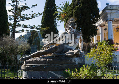 Corfù, Grecia - 4 Marzo 2017: scultura del morente Achille nel giardino di palazzo Achilleion nell isola di Corfù, Grecia, costruito da Imperatrice d'Austria Foto Stock