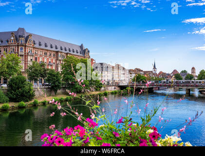 Gallia edificio, residence studentesco, alloggio dormitorio, fiume Ill, waterfront case prospettiva, Strasburgo, Alsazia, Francia, Europa Foto Stock