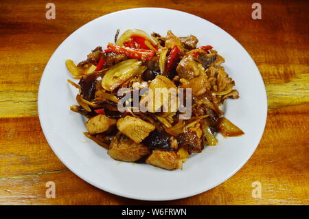 Mescolare il pollo fritto con fettina di zenzero e fungo orecchio sulla piastra Foto Stock