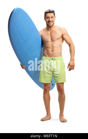 A piena lunghezza Ritratto di una giovane uomo bello tenendo un surf board e sorridente isolati su sfondo bianco Foto Stock