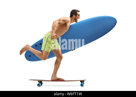 Giovane con un surboard cavalcando un longboard Foto Stock