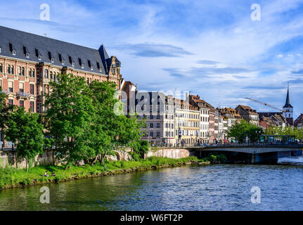 Gallia edificio, residence studentesco, alloggio dormitorio, fiume Ill, waterfront case prospettiva, Strasburgo, Alsazia, Francia, Europa Foto Stock