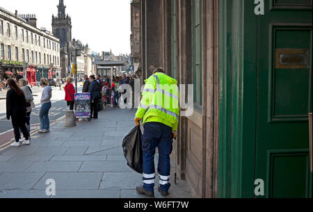 Edimburgo, Scozia, Regno Unito. 1 agosto 2019. 40 i servizi extra di pulizia della strada si uniranno agli attuali 37 addetti per riordinare le strade e i marciapiedi della capitale durante il periodo eccezionalmente trafficato del Festival. Fornitura di un servizio 24/7 ore su 24, 7 ore Foto Stock