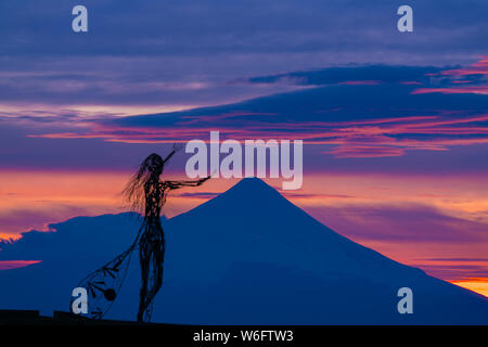 Colpo di zoom della bellissima alba colori sulla riva del Lago Llanquihue con il unmistaken vulcano Osorno in background Foto Stock