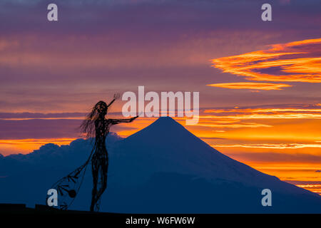 Colpo di zoom della bellissima alba colori sulla riva del Lago Llanquihue con il unmistaken vulcano Osorno in background Foto Stock