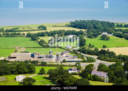 Guardando verso il basso alla distilleria di whisky delle Cascate Aber sulla costa nord del Galles, vista dalla collina sopra Abergwyngregyn, Gwynedd, Galles, Regno Unito, Gran Bretagna Foto Stock