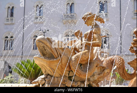 Costruito da Giulio Moschetti nel 1907, classic fontana a Piazza Archimede, Ortigia Sicilia dispone di una statua della dea Diana. Foto Stock