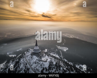 Jested è il più alto picco di montagna (1.012 m) di Liberec nel nord della Repubblica ceca. Il summit è la torre Jestedd ristorante, hotel e Foto Stock