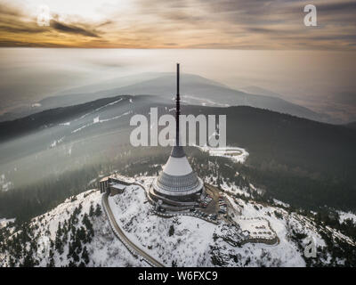 Jested è il più alto picco di montagna (1.012 m) di Liberec nel nord della Repubblica ceca. Il summit è la torre Jestedd ristorante, hotel e Foto Stock