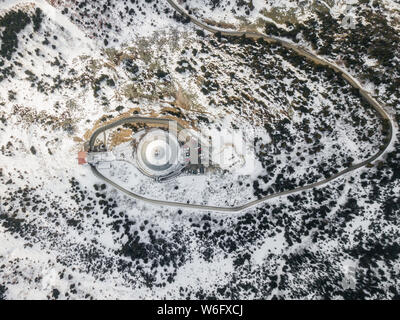 Jested è il più alto picco di montagna (1.012 m) di Liberec nel nord della Repubblica ceca. Il summit è la torre Jestedd ristorante, hotel e Foto Stock