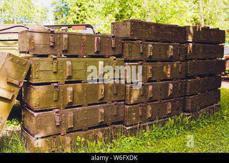 Il verde militare di scatole con pericolosi esplosivi, pistole e armi militari, pronto per la spedizione in una munizione producendo la fabbrica. Foto Stock