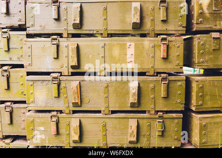 Il verde militare di scatole con pericolosi esplosivi, pistole e armi militari, pronto per la spedizione in una munizione producendo la fabbrica. Foto Stock