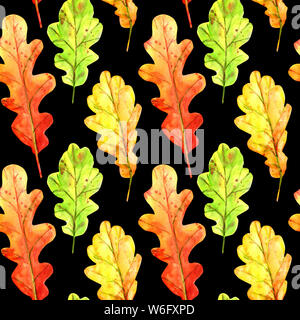 Seamless pattern con l'autunno di foglie di quercia. Acquerello caduta foglie di verde, arancione e rosso con gocce colorate e schizzi su uno sfondo nero. Il tem Foto Stock