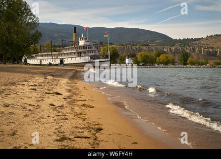 SS Sicamous Penticton litorale. La storica SS Sicamous stern wheeler sul display sulla spiaggia del Lago Okanagan, BC. Foto Stock