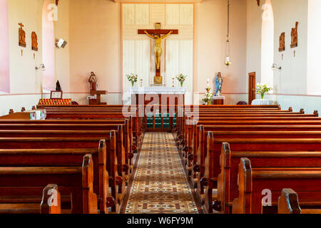 Interno di una Chiesa cattolica; West Cork, Contea di Cork, Irlanda Foto Stock