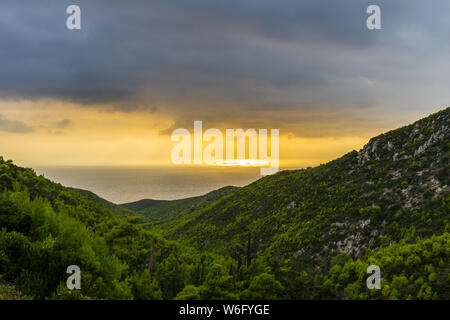 Grecia ZANTE, spettacolare masterizzazione orange sky drammatica e bellissima valle verde all'oceano Foto Stock