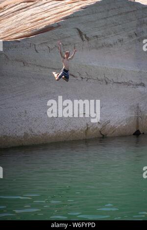 Cliff Jumping at Lake Powell Foto Stock