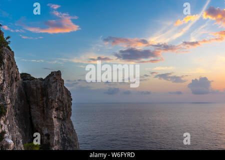 Grecia ZANTE, perfetto rosso tramonto Cielo sopra le scogliere e oceano infinito orizzonte di acqua Foto Stock