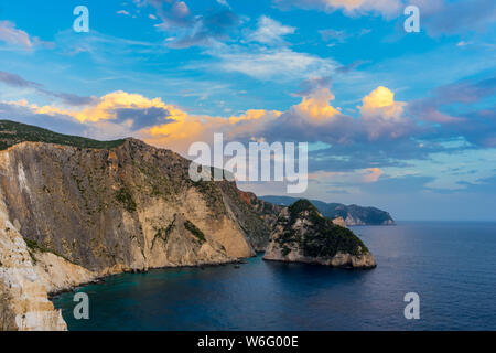 Grecia ZANTE, drammatica incandescente nuvole nel cielo di splendide scogliere enormi e plakaki isola Foto Stock