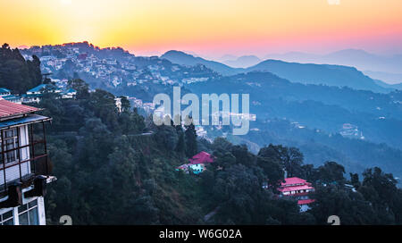 Amazing Sunrise in montagne Mussoorie in India Uttarakhand, sfondo scenario Foto Stock