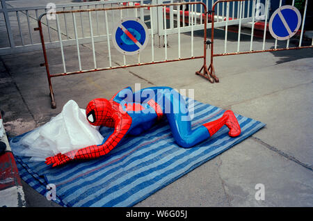 Spiderman in un mercato delle pulci a Bangkok in Thailandia nel sud-est asiatico in Estremo Oriente. Fumetti Marvel Comic Book Nostalgia nostalgico retrò Foto Stock