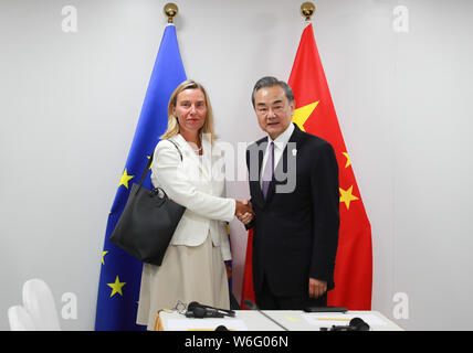 Bangkok, Tailandia. 1 agosto, 2019. Cinese il consigliere di Stato e Ministro degli Esteri Wang Yi (R) soddisfa con Frederica Mogherini, Alto rappresentante dell'Unione europea (UE) per gli Affari Esteri e la politica di sicurezza, a Bangkok, in Thailandia, e il Agosto 1, 2019. Credito: Zhang Keren/Xinhua/Alamy Live News Foto Stock