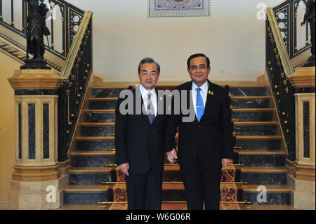 Bangkok, Tailandia. 1 agosto, 2019. Primo ministro tailandese Prayut Chan-o-cha (R) incontra cinese con il Consigliere di Stato e Ministro degli Esteri Wang Yi presso la Casa del Governo di Bangkok, Thailandia, e il Agosto 1, 2019. Credito: Rachen Sageamsak/Xinhua/Alamy Live News Foto Stock