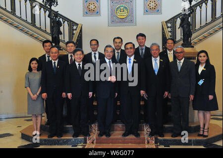 Bangkok, Tailandia. 1 agosto, 2019. Primo ministro tailandese Prayut Chan-o-cha (quarta R, fila anteriore) incontra cinese con il Consigliere di Stato e Ministro degli Esteri Wang Yi (4a L, fila anteriore) presso la Casa del Governo di Bangkok, Thailandia, e il Agosto 1, 2019. Credito: Rachen Sageamsak/Xinhua/Alamy Live News Foto Stock