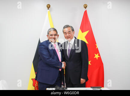 Bangkok, Tailandia. 1 agosto, 2019. Cinese il consigliere di Stato e Ministro degli Esteri Wang Yi (R) si riunisce con il Brunei il Secondo il Ministro degli Affari Esteri e del commercio Dato Paduka Haji Erywan bin Pehin Yusof a Bangkok, in Thailandia, e il Agosto 1, 2019. Credito: Zhang Keren/Xinhua/Alamy Live News Foto Stock