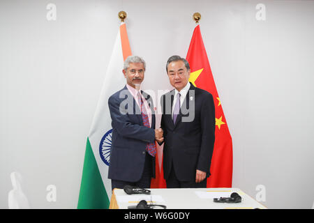 Bangkok, Tailandia. 1 agosto, 2019. Cinese il consigliere di Stato e Ministro degli Esteri Wang Yi (R) risponde con l'India del ministro degli Affari Esteri Subrahmanyam Jaishankar a Bangkok, in Thailandia, e il Agosto 1, 2019. Credito: Zhang Keren/Xinhua/Alamy Live News Foto Stock