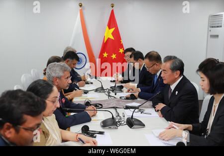 Bangkok, Tailandia. 1 agosto, 2019. Cinese il consigliere di Stato e Ministro degli Esteri Wang Yi incontra con India del ministro degli Affari Esteri Subrahmanyam Jaishankar a Bangkok, in Thailandia, e il Agosto 1, 2019. Credito: Zhang Keren/Xinhua/Alamy Live News Foto Stock