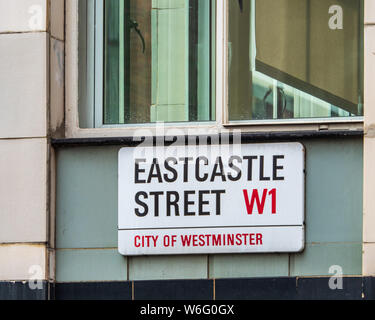 Eastcastle Street W1 - London Street segno per Eastcastle St in Fitzrovia quartiere di West End di Londra Foto Stock