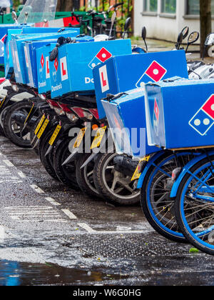 Domino's Pizza consegna biciclette in London REGNO UNITO Foto Stock