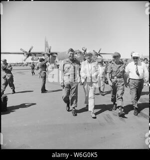 Speciale Natale -- Bob Hope e la sua stella-cast chiodati toccato a Pleiku Air Base, Vietnam, Dicembre 19, 1966, lungo il tragitto per il Monte del Drago, casa dei vigili del 2°, 4° Divisione di fanteria per il suo primo film di Natale per i soldati in Vietnam, campo di applicazione e il contenuto: Speciale Natale -- Bob Hope e la sua stella-cast chiodati toccato a Pleiku Air Base, Vietnam, Dicembre 19, 1966, lungo il tragitto per il Monte del Drago, casa dei vigili del 2°, 4° Divisione di fanteria per il suo primo film di Natale per i soldati in Vietnam. Il Maggiore Generale A.S. Collins, Jr. (a destra), comandante generale, 4a divisione di fanteria, Foto Stock