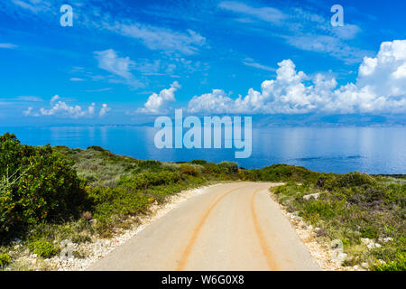 Grecia ZANTE, vista dell'isola di Cefalonia da una strada a capo nord di Zante Foto Stock